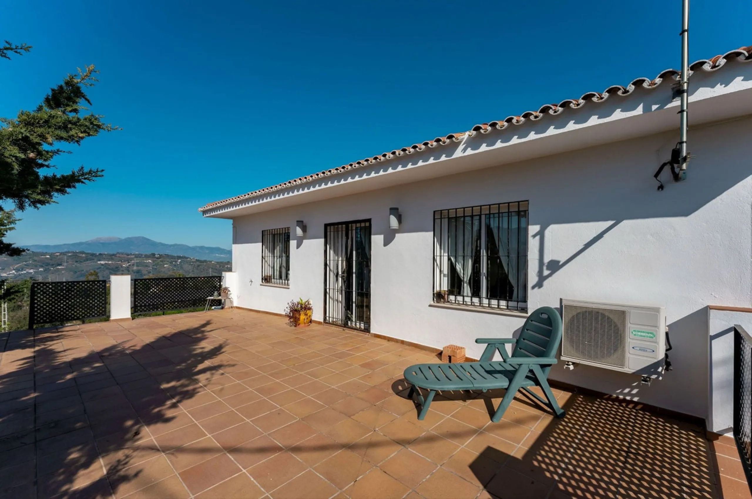 5 bedroom main house, plus a 3 bedroom guest house, a studio/apartment, garage and 2 swimming pools!