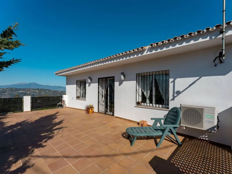 5 bedroom main house, plus a 3 bedroom guest house, a studio/apartment, garage and 2 swimming pools!