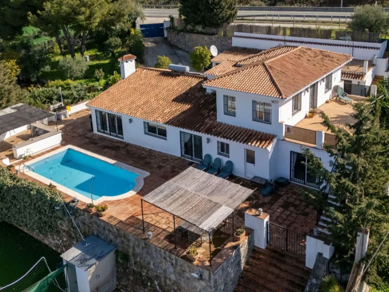 5 bedroom main house, plus a 3 bedroom guest house, a studio/apartment, garage and 2 swimming pools!