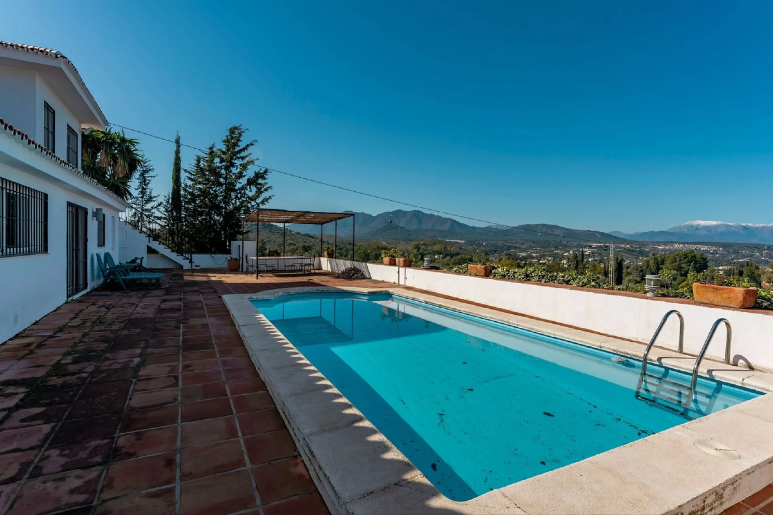 5 bedroom main house, plus a 3 bedroom guest house, a studio/apartment, garage and 2 swimming pools!