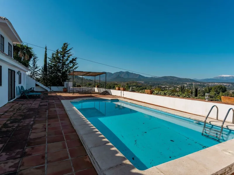 5 bedroom main house, plus a 3 bedroom guest house, a studio/apartment, garage and 2 swimming pools!