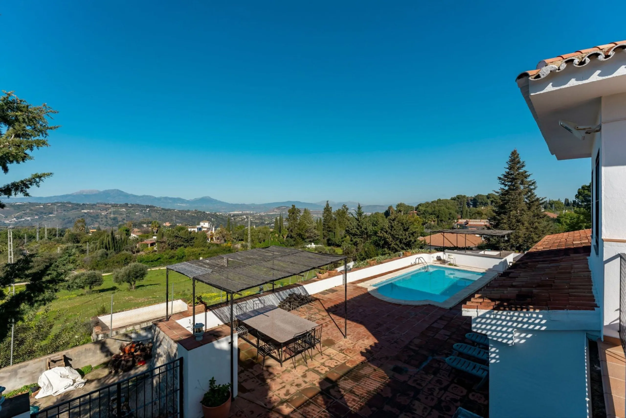 5 bedroom main house, plus a 3 bedroom guest house, a studio/apartment, garage and 2 swimming pools!