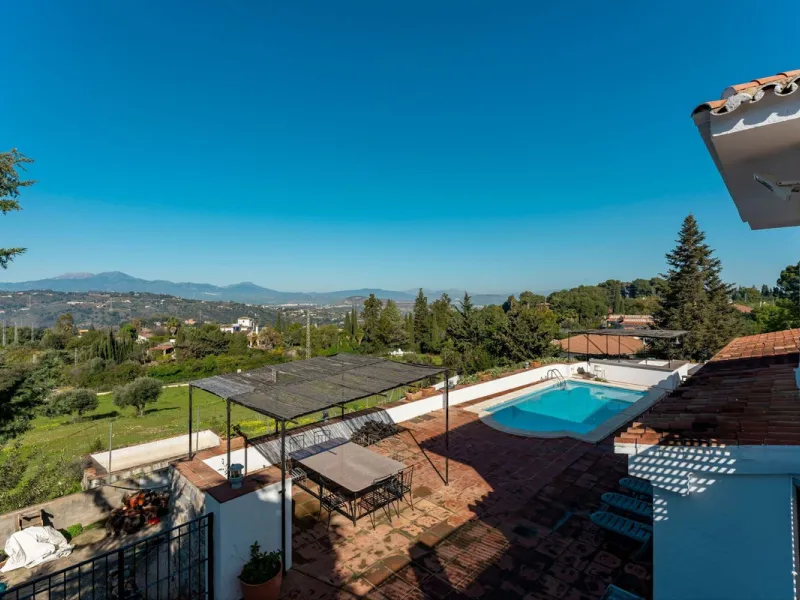 5 bedroom main house, plus a 3 bedroom guest house, a studio/apartment, garage and 2 swimming pools!