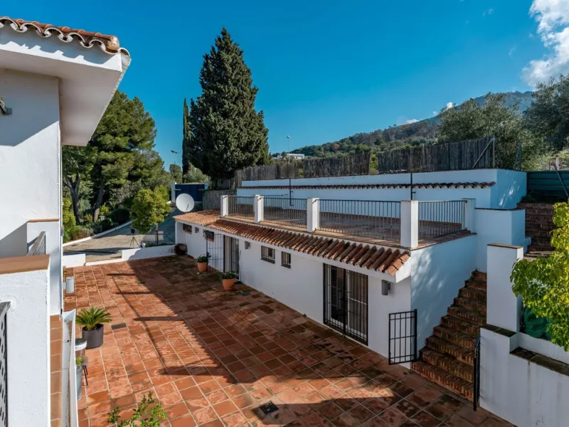 5 bedroom main house, plus a 3 bedroom guest house, a studio/apartment, garage and 2 swimming pools!