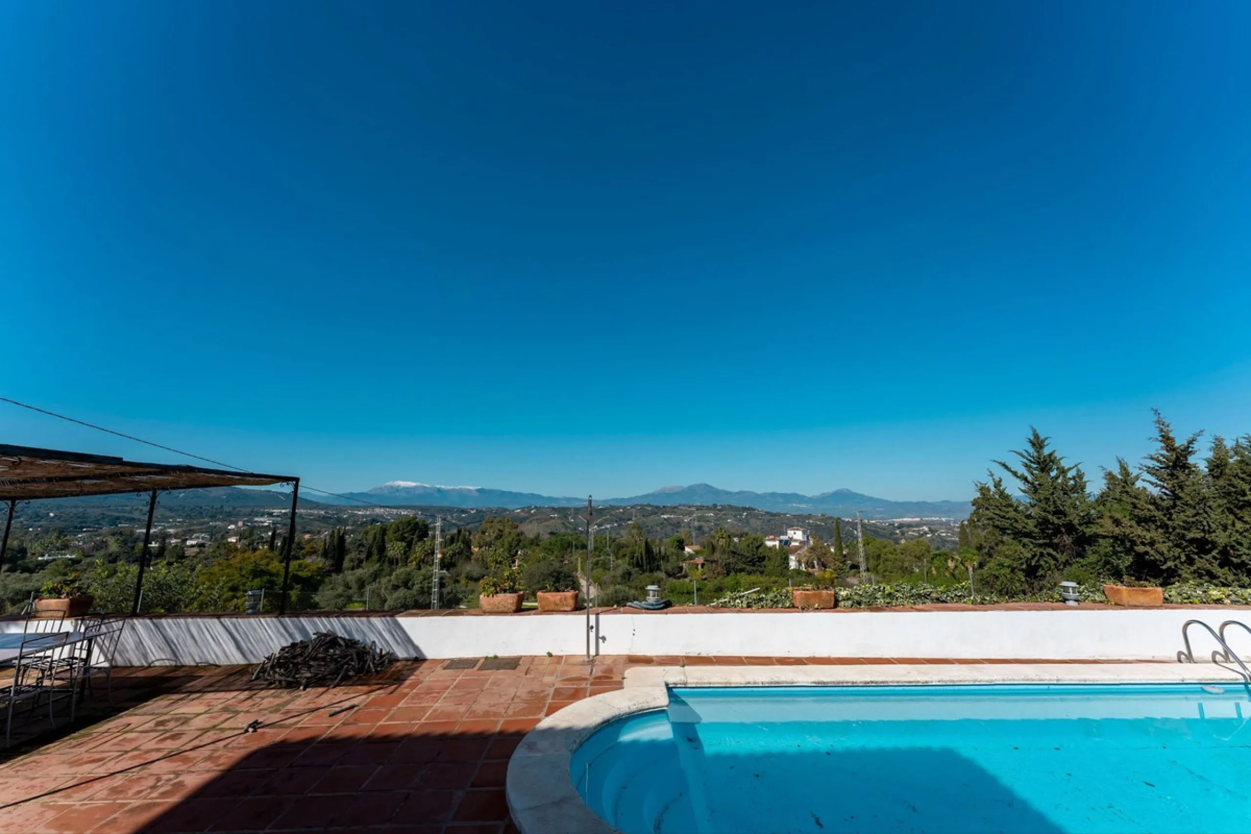 5 bedroom main house, plus a 3 bedroom guest house, a studio/apartment, garage and 2 swimming pools!