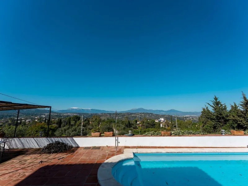 5 bedroom main house, plus a 3 bedroom guest house, a studio/apartment, garage and 2 swimming pools!