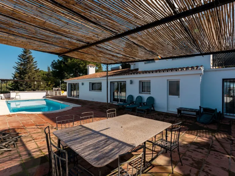5 bedroom main house, plus a 3 bedroom guest house, a studio/apartment, garage and 2 swimming pools!
