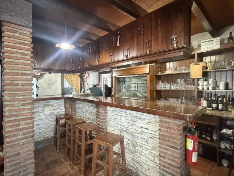 Beautiful and spacious restaurant in the heart of Estepona, currently located in one of the best commercial areas.