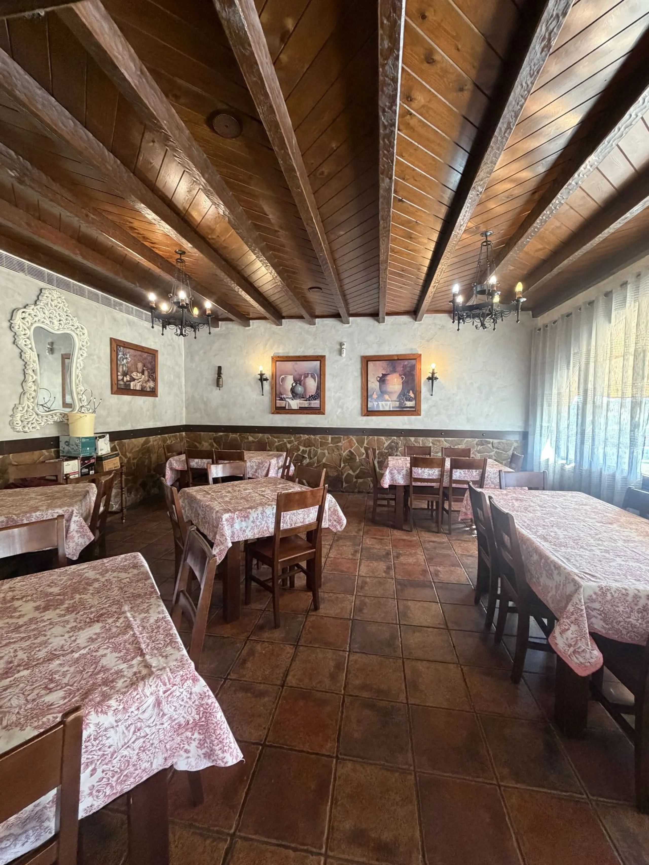 Beautiful and spacious restaurant in the heart of Estepona, currently located in one of the best commercial areas.