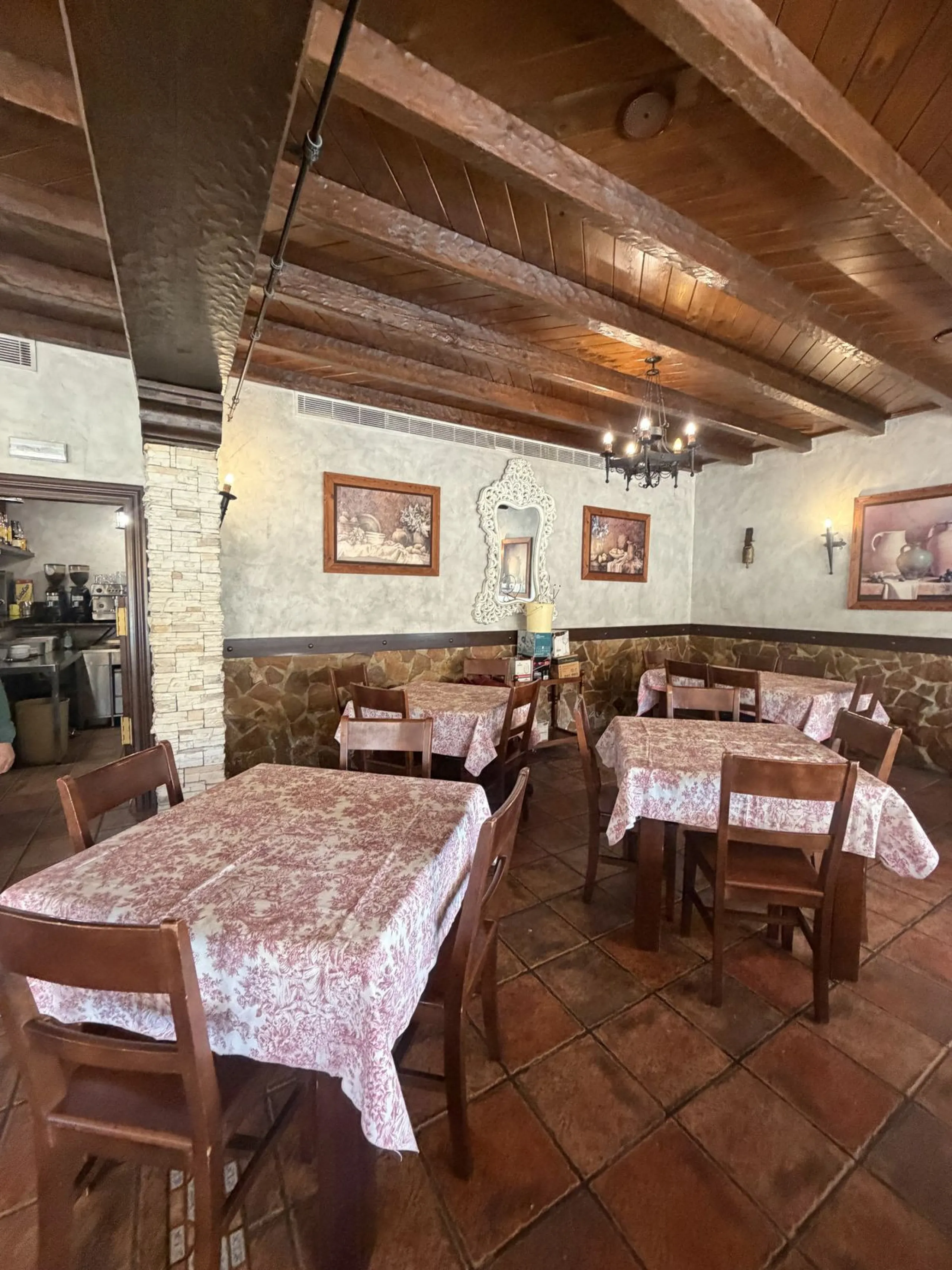 Beautiful and spacious restaurant in the heart of Estepona, currently located in one of the best commercial areas.