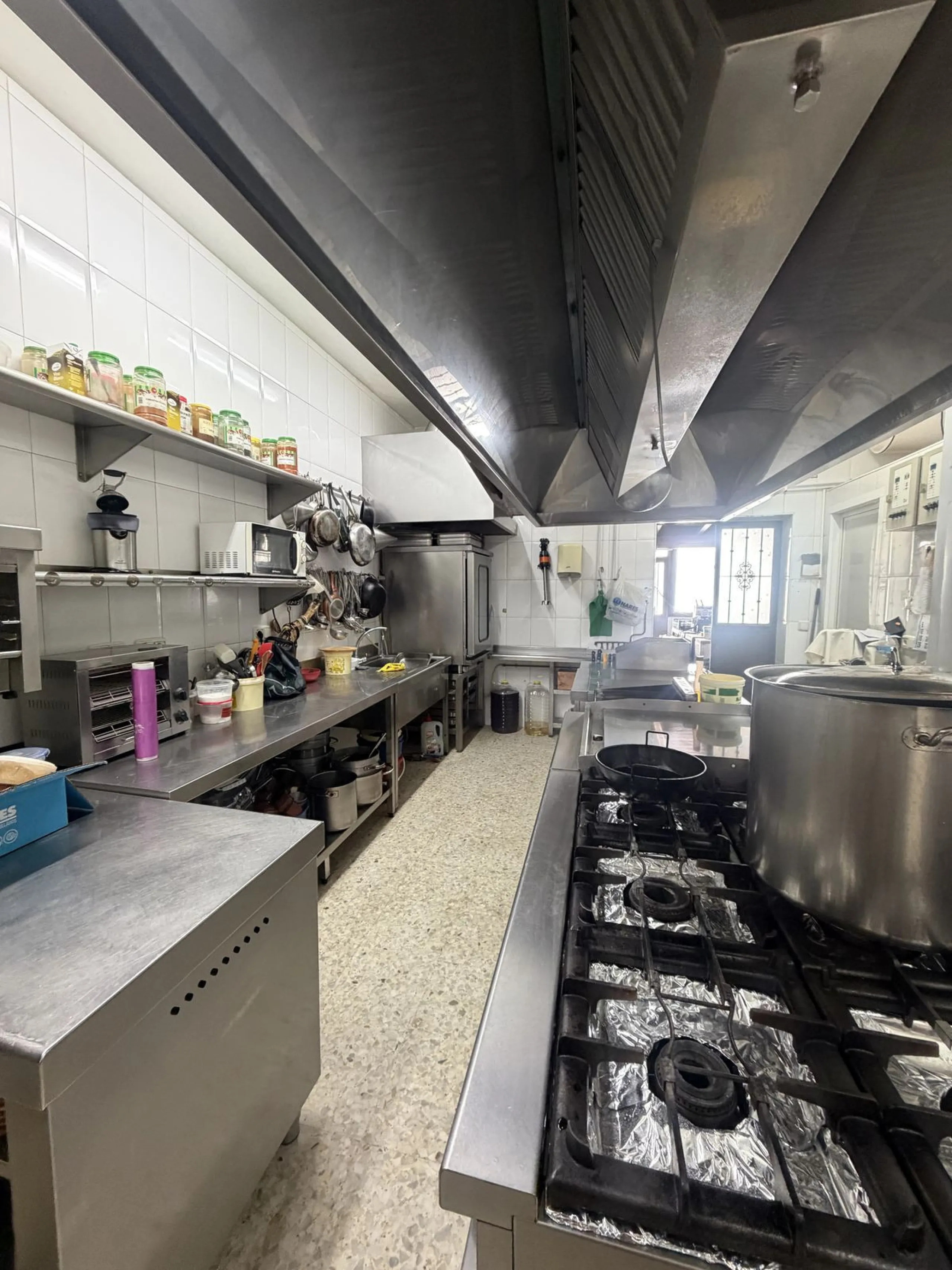 Beautiful and spacious restaurant in the heart of Estepona, currently located in one of the best commercial areas.