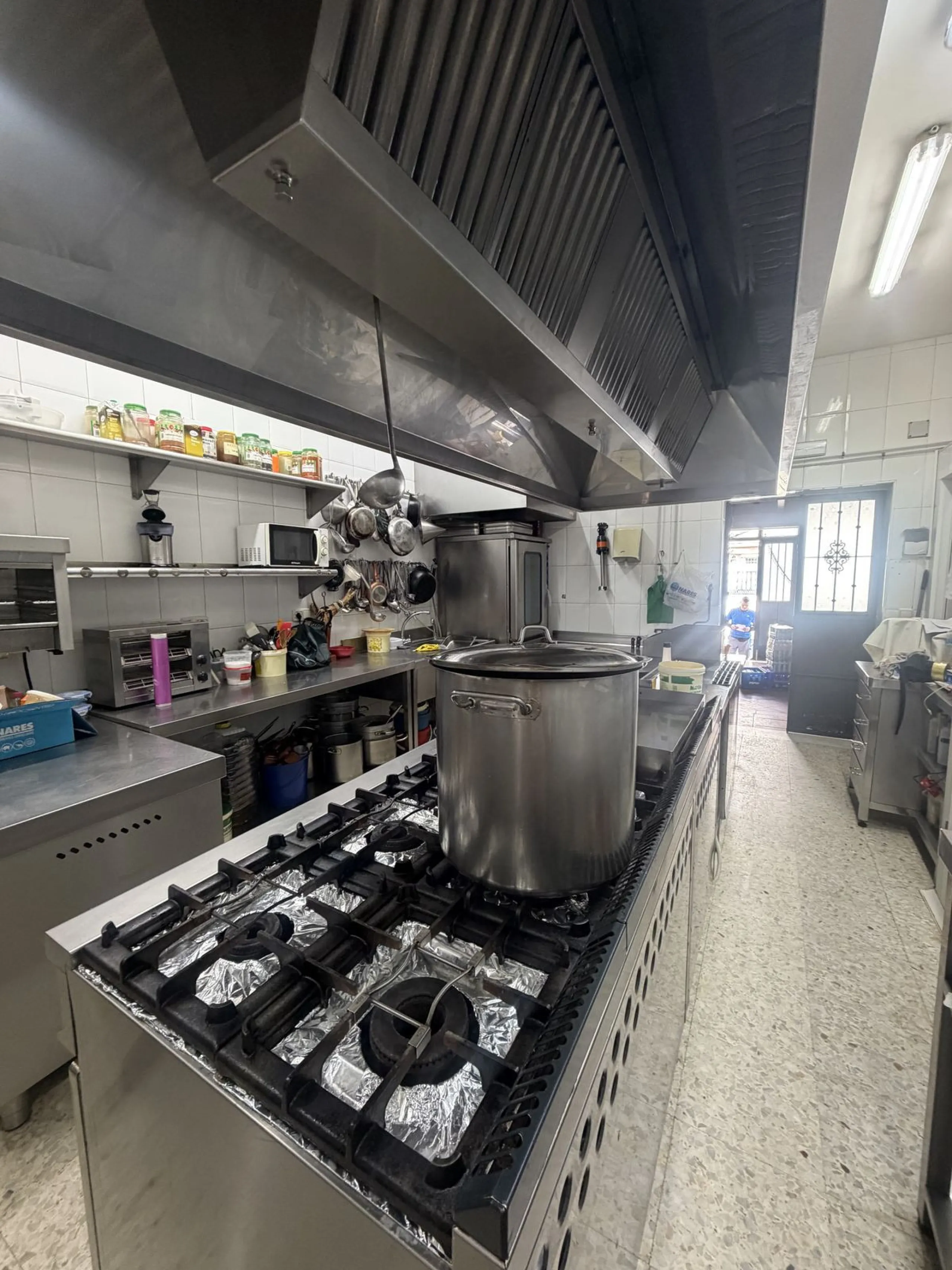 Beautiful and spacious restaurant in the heart of Estepona, currently located in one of the best commercial areas.