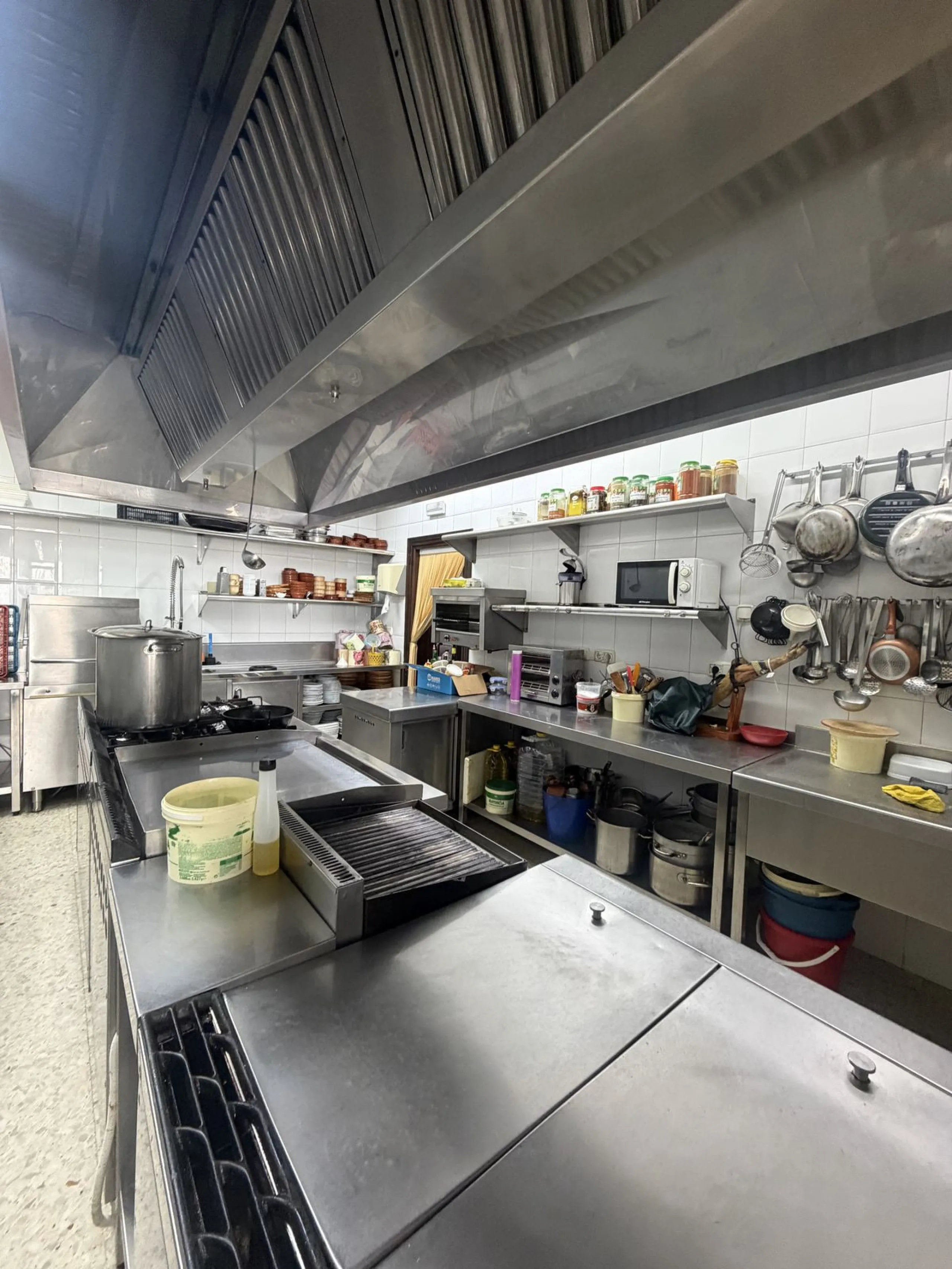 Beautiful and spacious restaurant in the heart of Estepona, currently located in one of the best commercial areas.