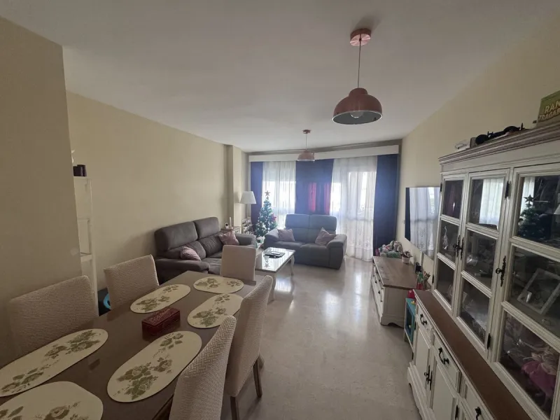 130 m² apartment located on Avenida Juan Carlos I, just 400 meters from the beach!
