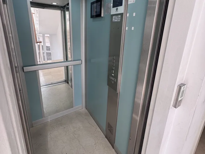 130 m² apartment located on Avenida Juan Carlos I, just 400 meters from the beach!