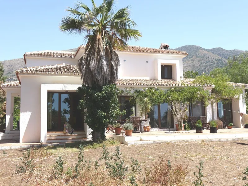 Finca set below the urbanisation of Valtocado in 4 hectares of private land.  The Finca is approximately 50 years old, but was fully reformed 15 years ago.