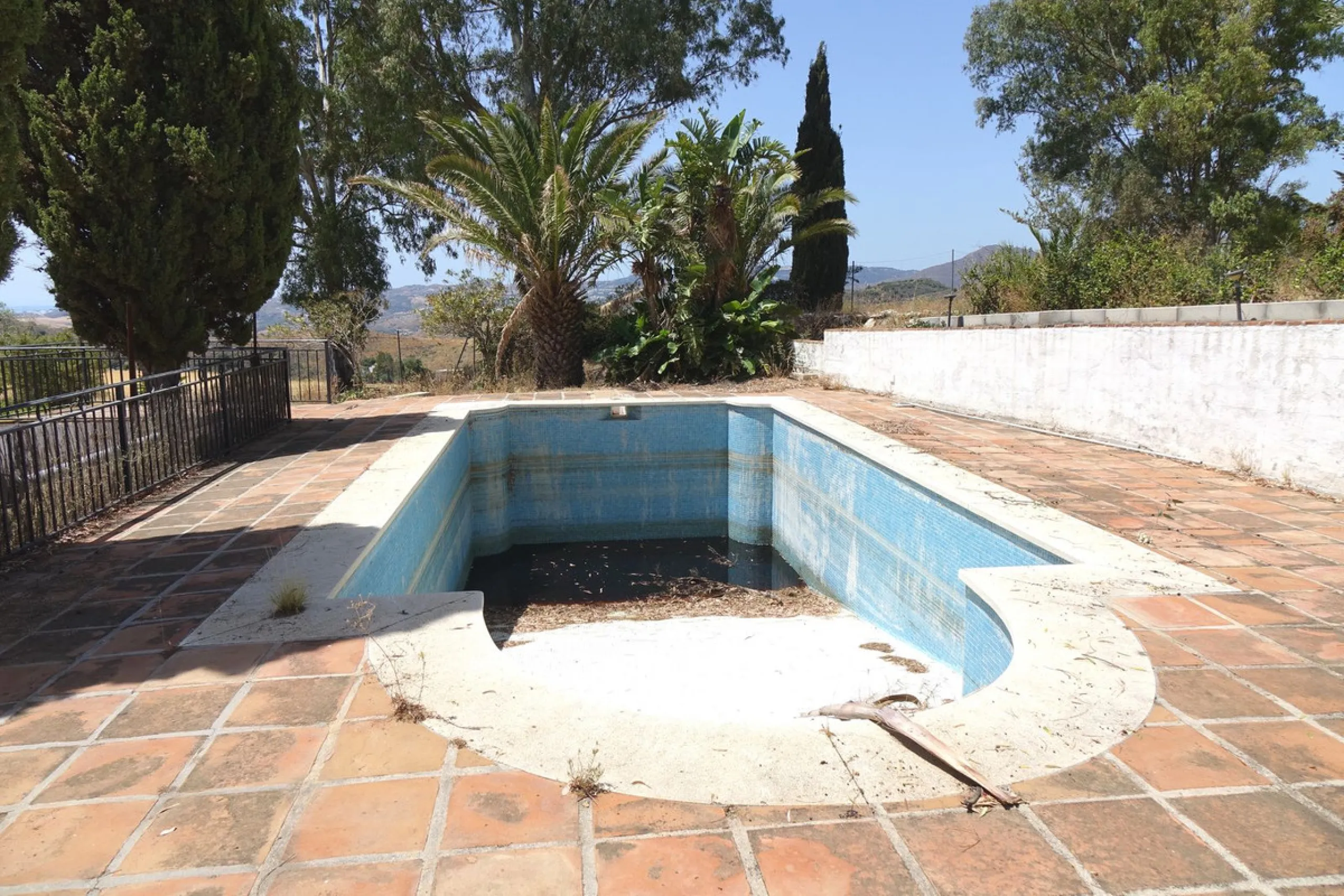 Finca set below the urbanisation of Valtocado in 4 hectares of private land.  The Finca is approximately 50 years old, but was fully reformed 15 years ago.