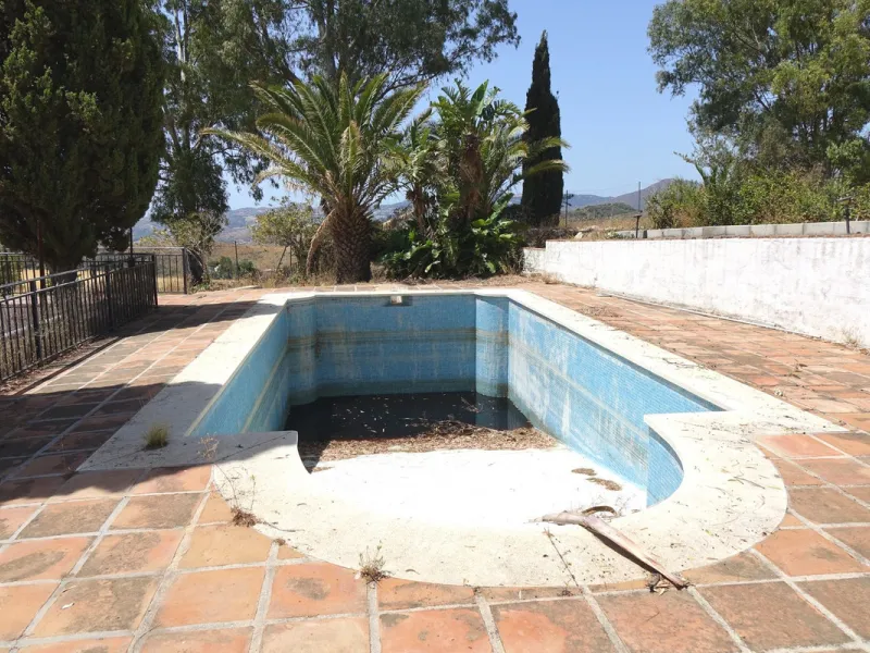 Finca set below the urbanisation of Valtocado in 4 hectares of private land.  The Finca is approximately 50 years old, but was fully reformed 15 years ago.