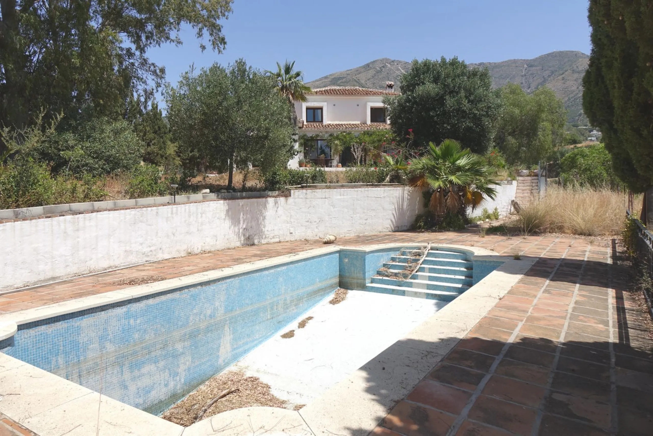 Finca set below the urbanisation of Valtocado in 4 hectares of private land.  The Finca is approximately 50 years old, but was fully reformed 15 years ago.