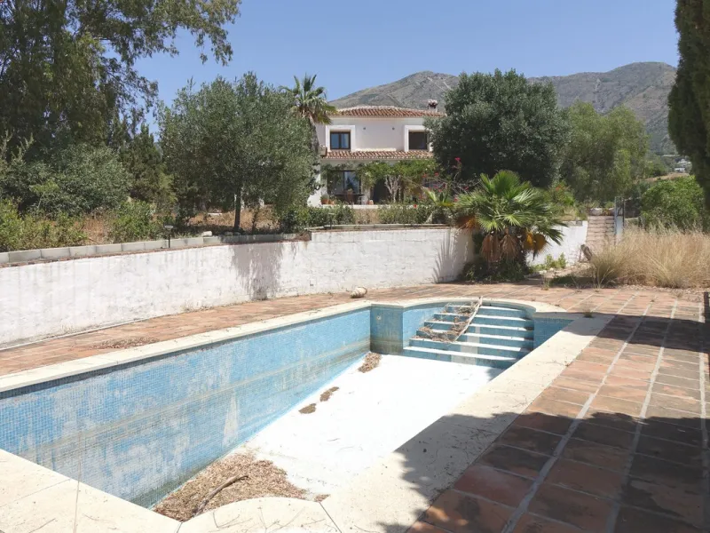 Finca set below the urbanisation of Valtocado in 4 hectares of private land.  The Finca is approximately 50 years old, but was fully reformed 15 years ago.