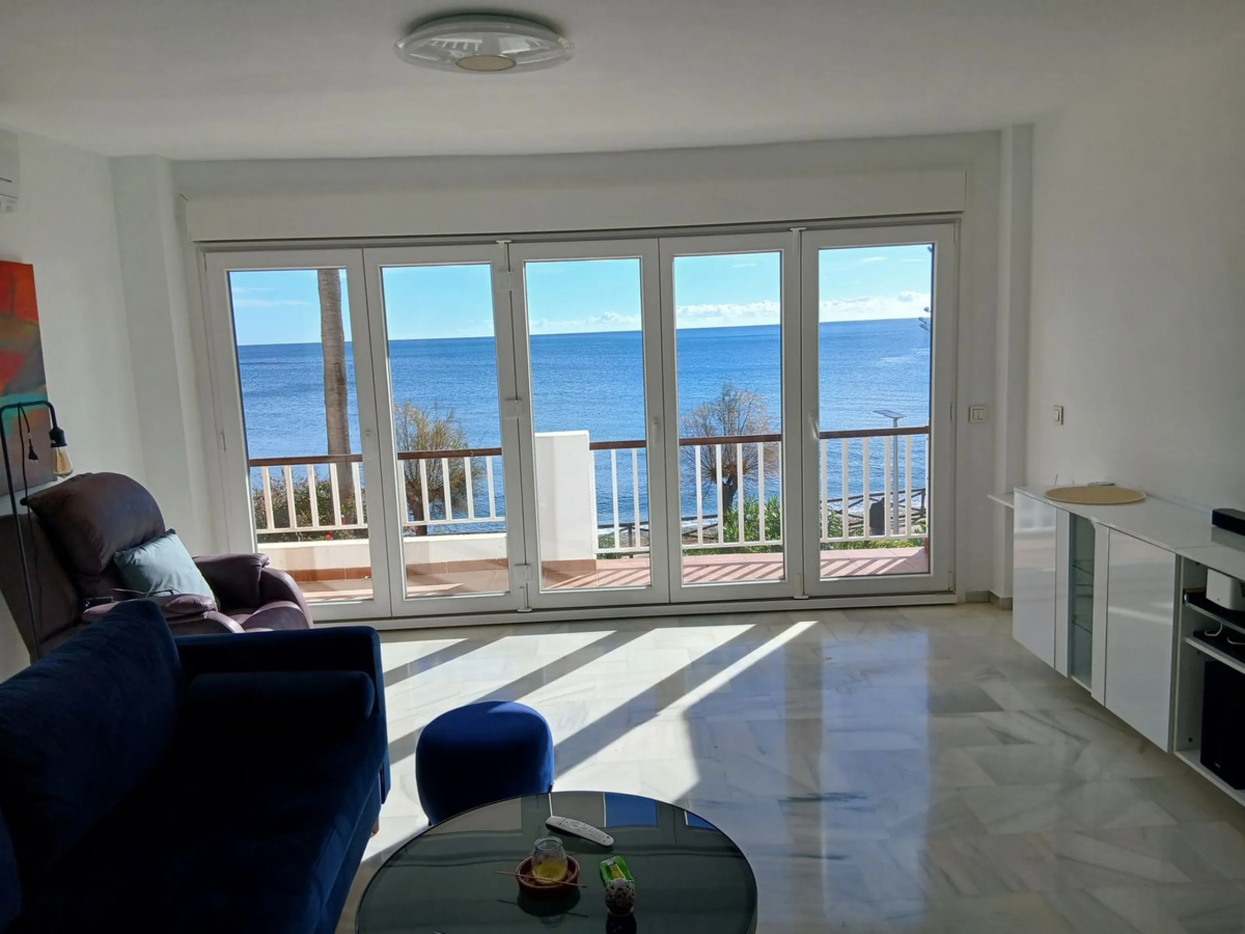 A large and spacious duplex apartment situated on the beachfront to the west of Estepona, offering direct access to the beach.  Comprising of 5 bedrooms and 4 bathrooms over 2 floors. On the upper floor, there are 2 bedrooms and 2 bathrooms, (Master bedro