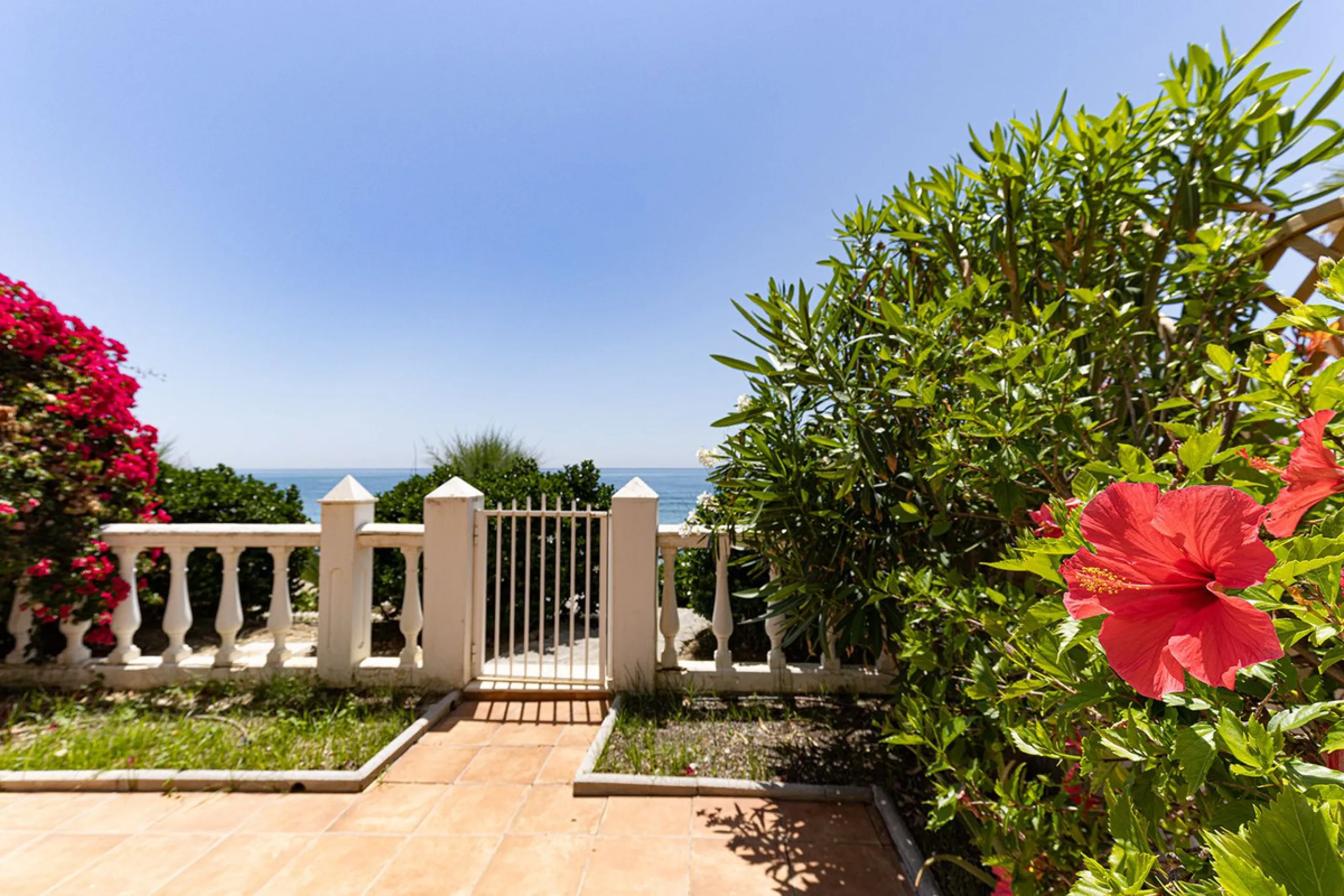 A large and spacious duplex apartment situated on the beachfront to the west of Estepona, offering direct access to the beach.  Comprising of 5 bedrooms and 4 bathrooms over 2 floors. On the upper floor, there are 2 bedrooms and 2 bathrooms, (Master bedro