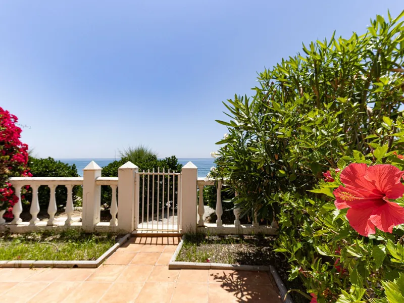 A large and spacious duplex apartment situated on the beachfront to the west of Estepona, offering direct access to the beach.  Comprising of 5 bedrooms and 4 bathrooms over 2 floors. On the upper floor, there are 2 bedrooms and 2 bathrooms, (Master bedro