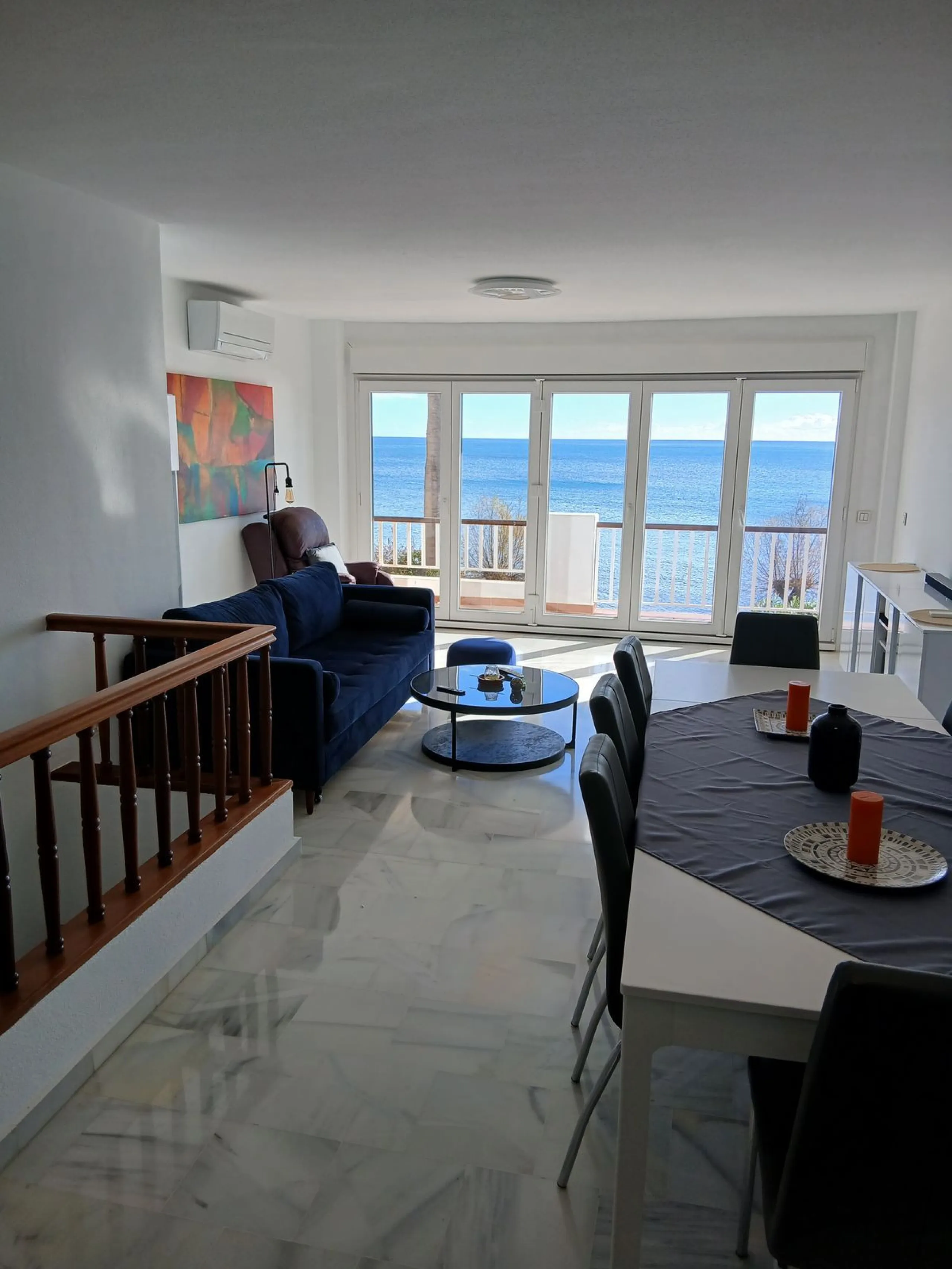 A large and spacious duplex apartment situated on the beachfront to the west of Estepona, offering direct access to the beach.  Comprising of 5 bedrooms and 4 bathrooms over 2 floors. On the upper floor, there are 2 bedrooms and 2 bathrooms, (Master bedro