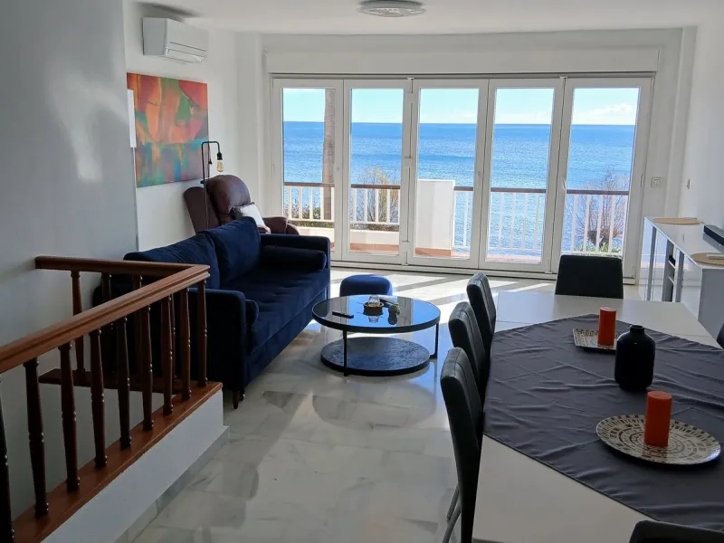 A large and spacious duplex apartment situated on the beachfront to the west of Estepona, offering direct access to the beach.  Comprising of 5 bedrooms and 4 bathrooms over 2 floors. On the upper floor, there are 2 bedrooms and 2 bathrooms, (Master bedro