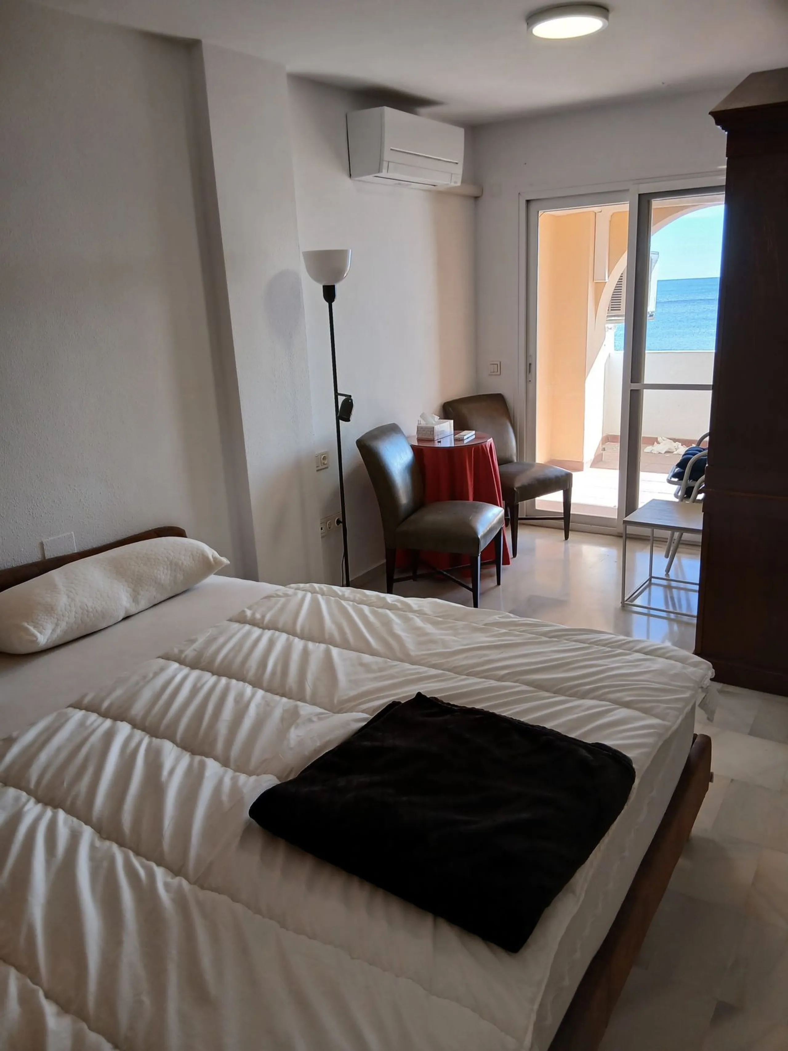 A large and spacious duplex apartment situated on the beachfront to the west of Estepona, offering direct access to the beach.  Comprising of 5 bedrooms and 4 bathrooms over 2 floors. On the upper floor, there are 2 bedrooms and 2 bathrooms, (Master bedro
