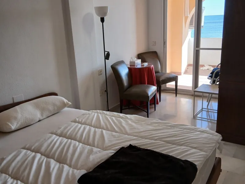 A large and spacious duplex apartment situated on the beachfront to the west of Estepona, offering direct access to the beach.  Comprising of 5 bedrooms and 4 bathrooms over 2 floors. On the upper floor, there are 2 bedrooms and 2 bathrooms, (Master bedro
