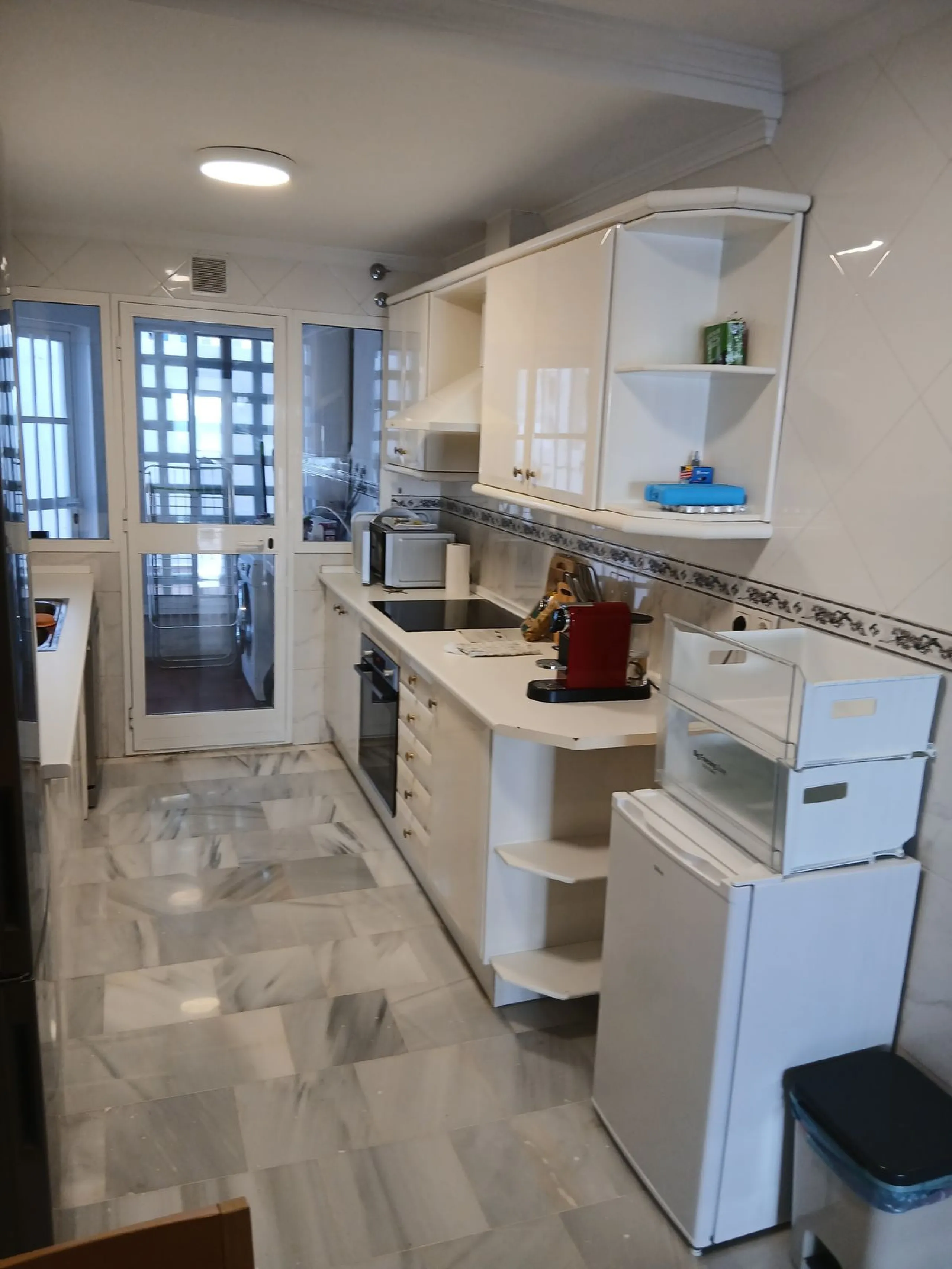 A large and spacious duplex apartment situated on the beachfront to the west of Estepona, offering direct access to the beach.  Comprising of 5 bedrooms and 4 bathrooms over 2 floors. On the upper floor, there are 2 bedrooms and 2 bathrooms, (Master bedro