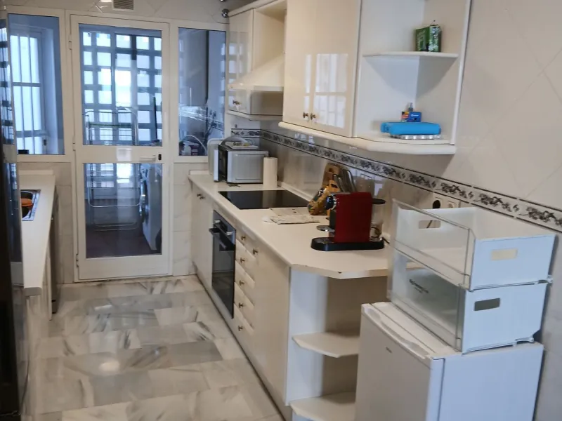 A large and spacious duplex apartment situated on the beachfront to the west of Estepona, offering direct access to the beach.  Comprising of 5 bedrooms and 4 bathrooms over 2 floors. On the upper floor, there are 2 bedrooms and 2 bathrooms, (Master bedro