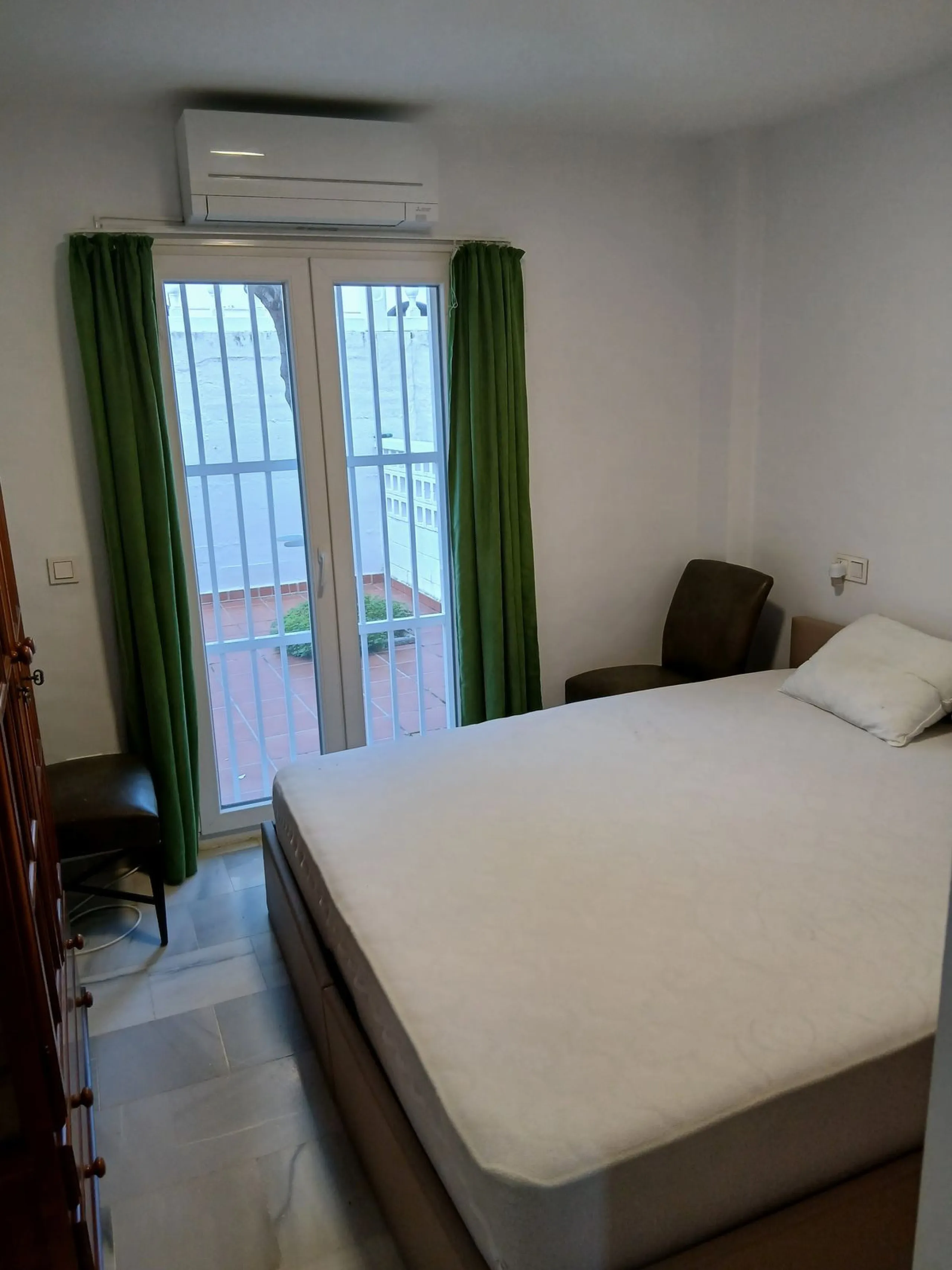 A large and spacious duplex apartment situated on the beachfront to the west of Estepona, offering direct access to the beach.  Comprising of 5 bedrooms and 4 bathrooms over 2 floors. On the upper floor, there are 2 bedrooms and 2 bathrooms, (Master bedro