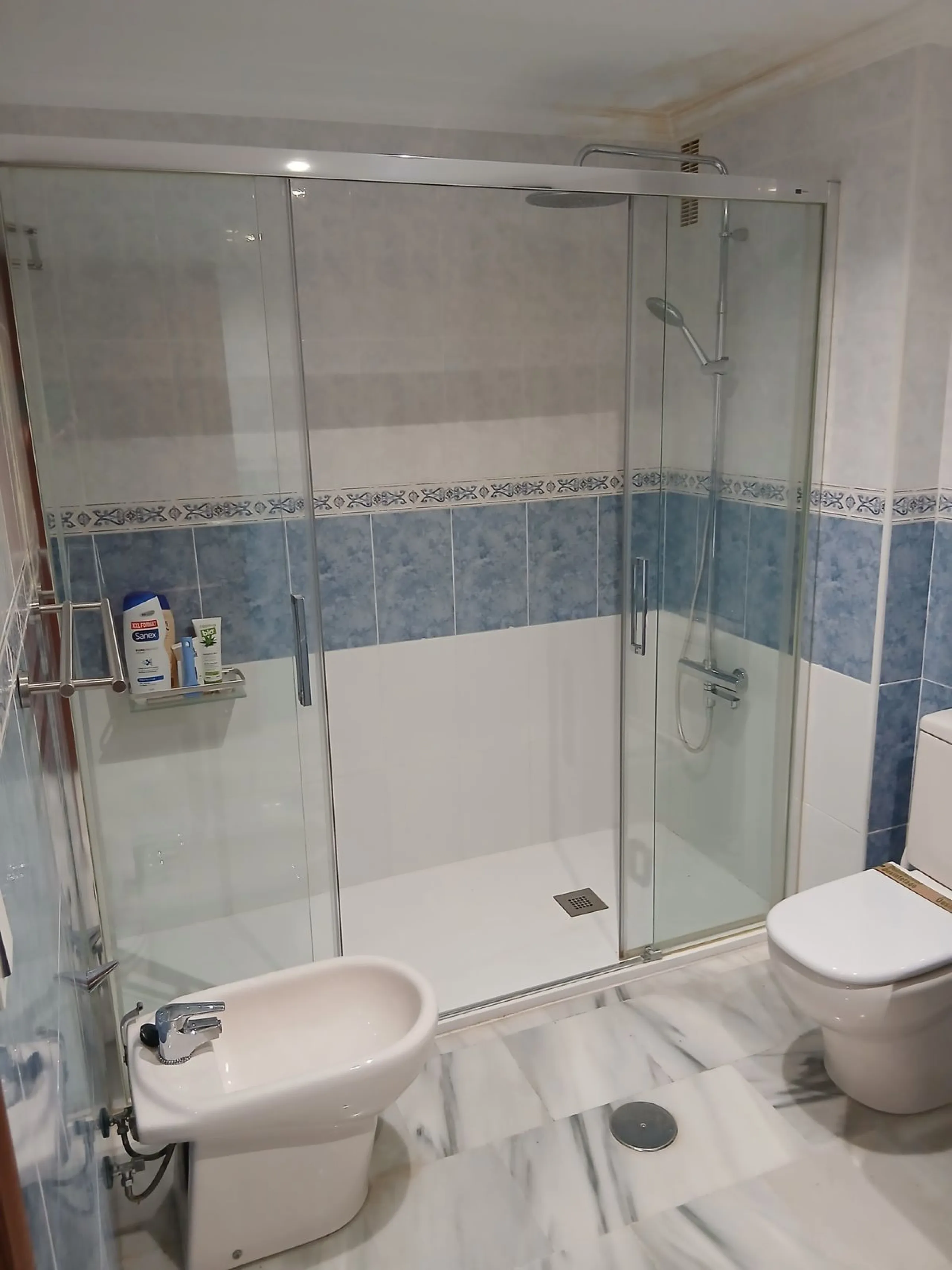 A large and spacious duplex apartment situated on the beachfront to the west of Estepona, offering direct access to the beach.  Comprising of 5 bedrooms and 4 bathrooms over 2 floors. On the upper floor, there are 2 bedrooms and 2 bathrooms, (Master bedro