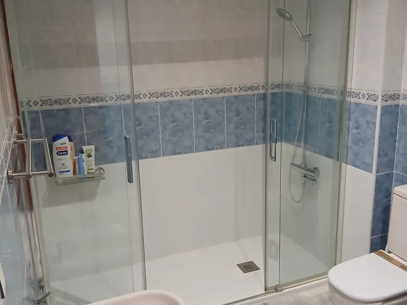 A large and spacious duplex apartment situated on the beachfront to the west of Estepona, offering direct access to the beach.  Comprising of 5 bedrooms and 4 bathrooms over 2 floors. On the upper floor, there are 2 bedrooms and 2 bathrooms, (Master bedro