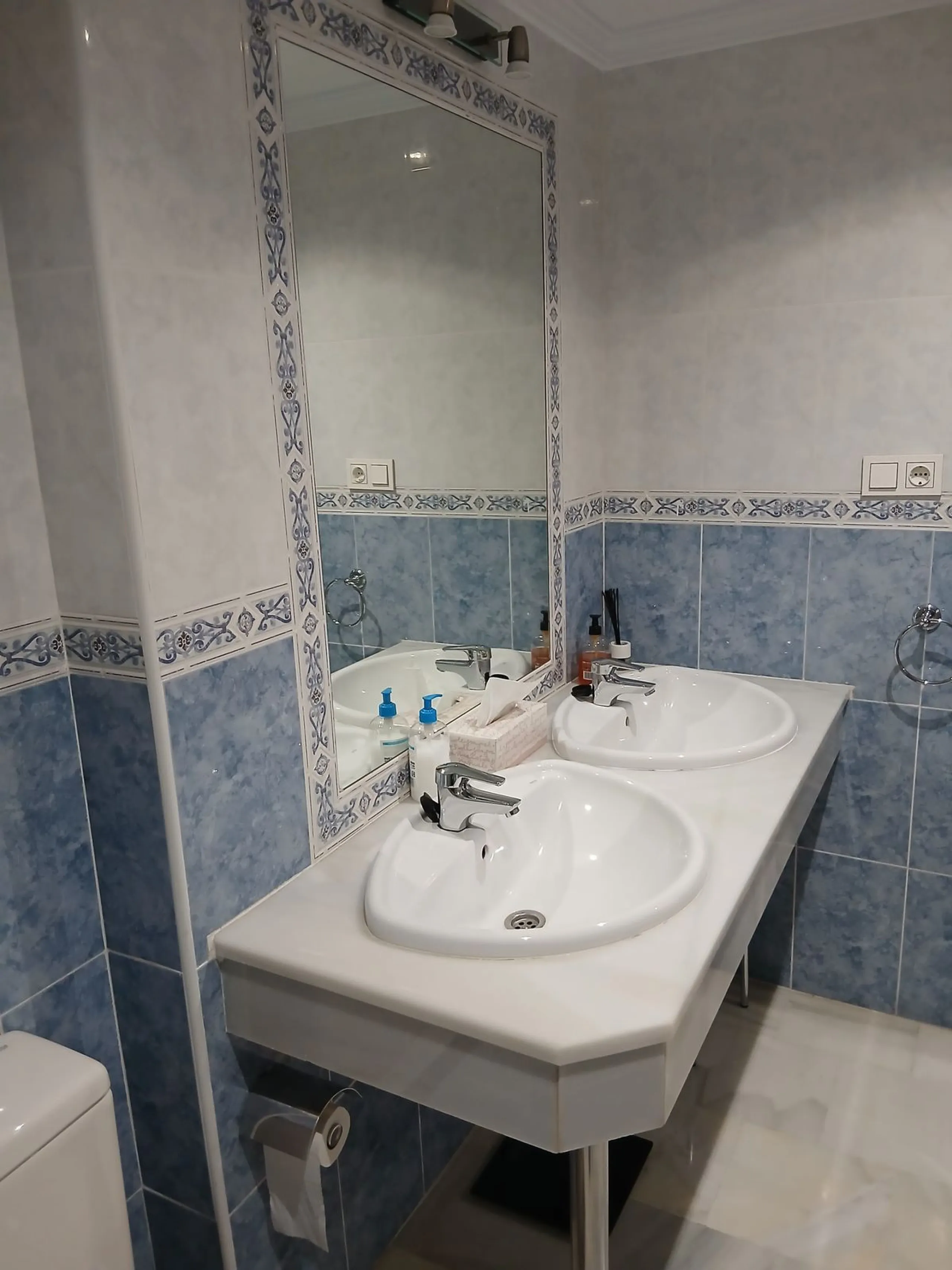 A large and spacious duplex apartment situated on the beachfront to the west of Estepona, offering direct access to the beach.  Comprising of 5 bedrooms and 4 bathrooms over 2 floors. On the upper floor, there are 2 bedrooms and 2 bathrooms, (Master bedro