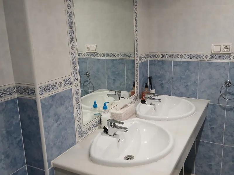A large and spacious duplex apartment situated on the beachfront to the west of Estepona, offering direct access to the beach.  Comprising of 5 bedrooms and 4 bathrooms over 2 floors. On the upper floor, there are 2 bedrooms and 2 bathrooms, (Master bedro