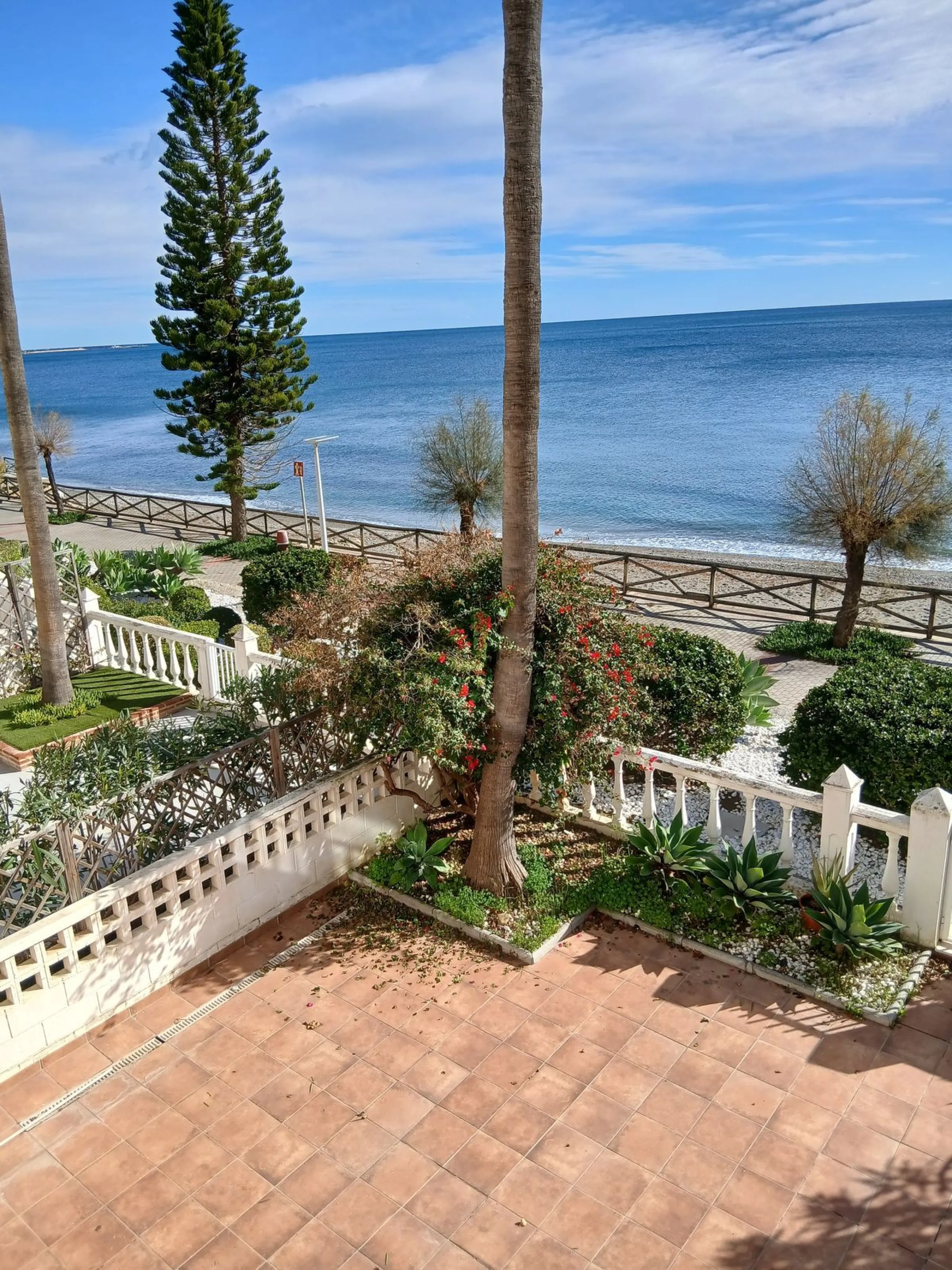 A large and spacious duplex apartment situated on the beachfront to the west of Estepona, offering direct access to the beach.  Comprising of 5 bedrooms and 4 bathrooms over 2 floors. On the upper floor, there are 2 bedrooms and 2 bathrooms, (Master bedro