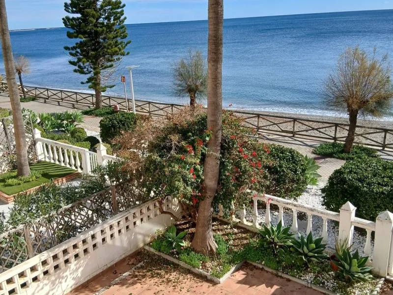 A large and spacious duplex apartment situated on the beachfront to the west of Estepona, offering direct access to the beach.  Comprising of 5 bedrooms and 4 bathrooms over 2 floors. On the upper floor, there are 2 bedrooms and 2 bathrooms, (Master bedro