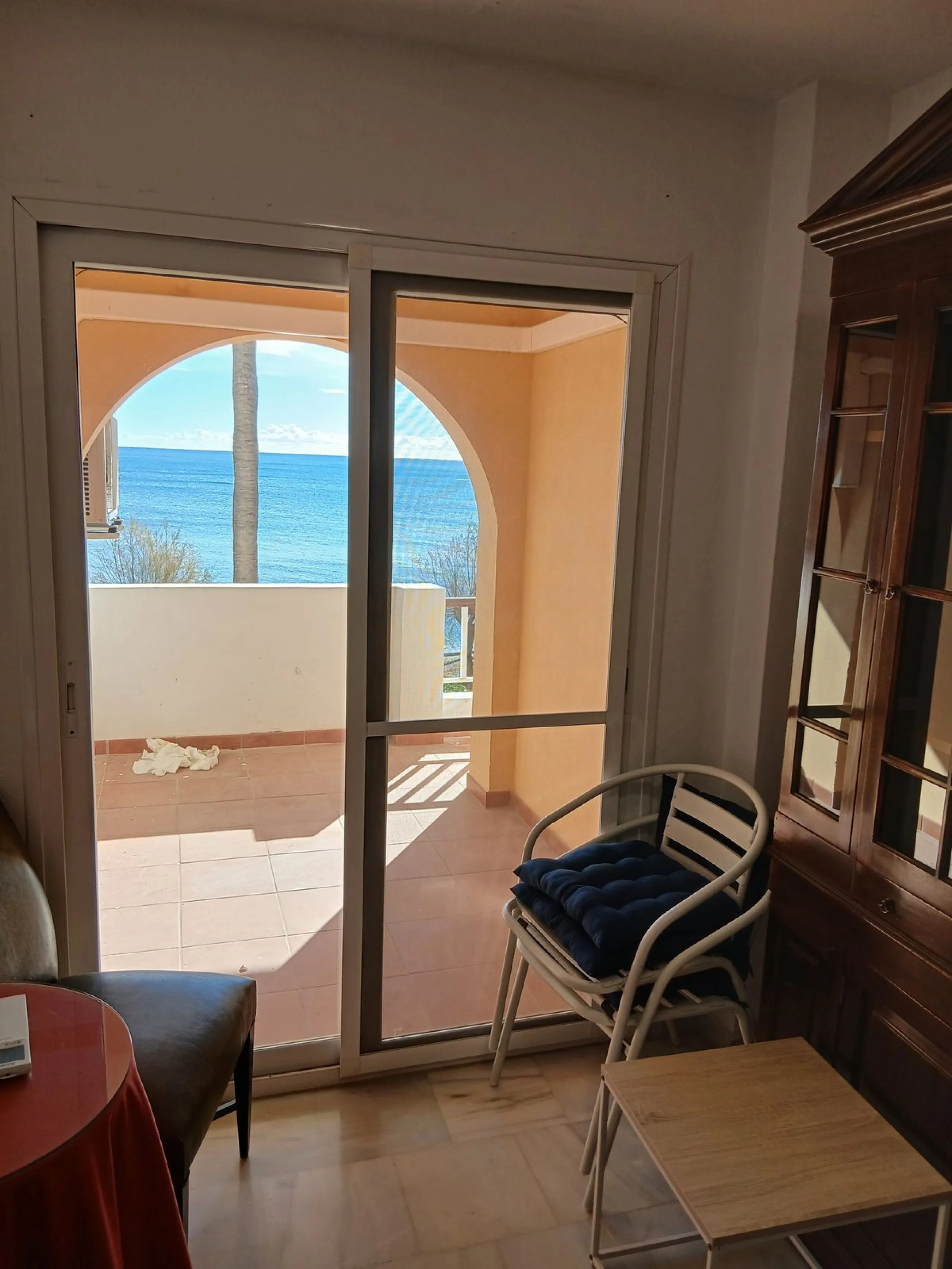 A large and spacious duplex apartment situated on the beachfront to the west of Estepona, offering direct access to the beach.  Comprising of 5 bedrooms and 4 bathrooms over 2 floors. On the upper floor, there are 2 bedrooms and 2 bathrooms, (Master bedro