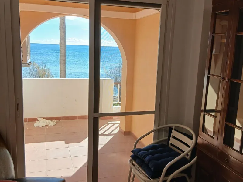 A large and spacious duplex apartment situated on the beachfront to the west of Estepona, offering direct access to the beach.  Comprising of 5 bedrooms and 4 bathrooms over 2 floors. On the upper floor, there are 2 bedrooms and 2 bathrooms, (Master bedro