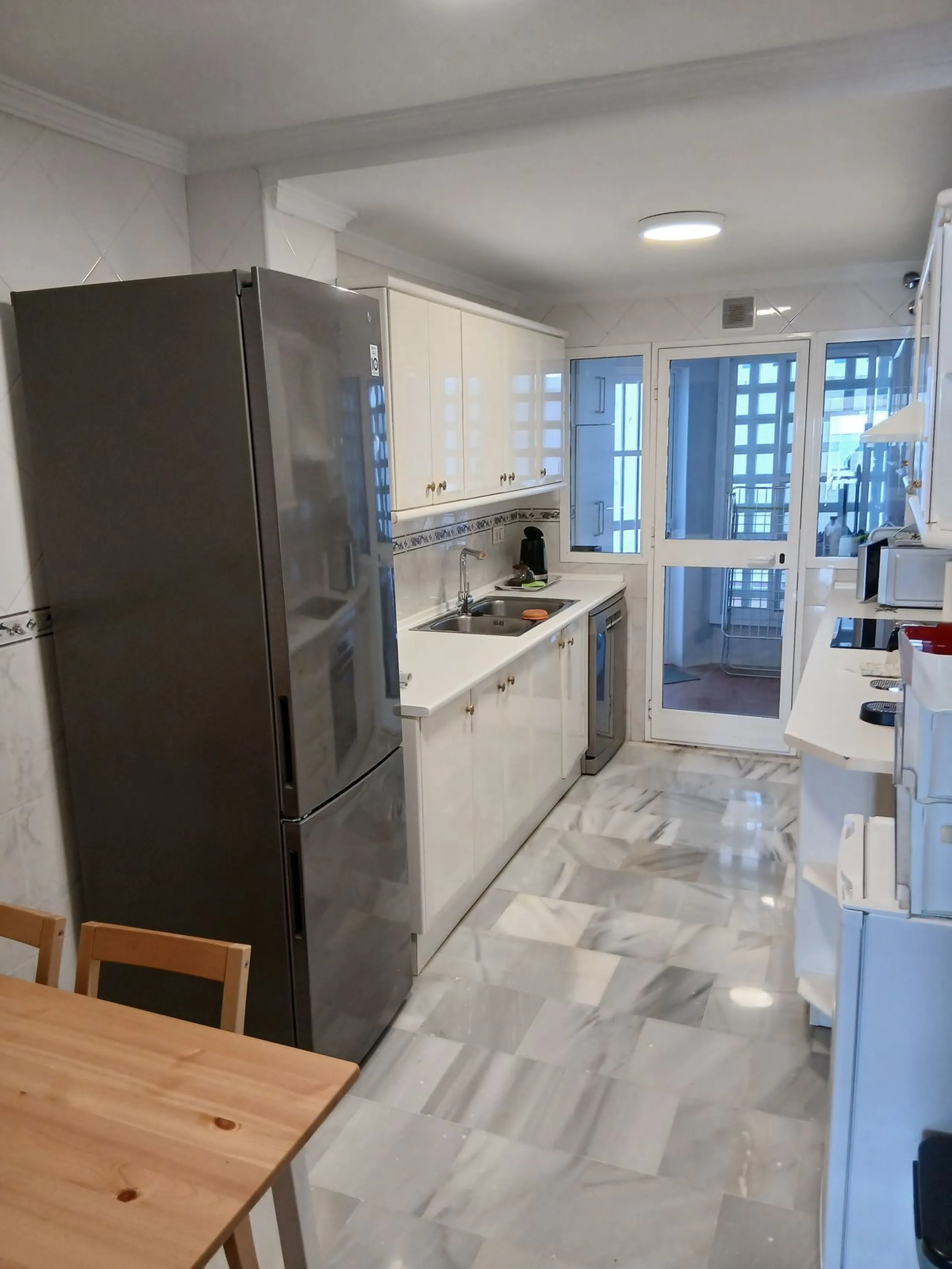 A large and spacious duplex apartment situated on the beachfront to the west of Estepona, offering direct access to the beach.  Comprising of 5 bedrooms and 4 bathrooms over 2 floors. On the upper floor, there are 2 bedrooms and 2 bathrooms, (Master bedro