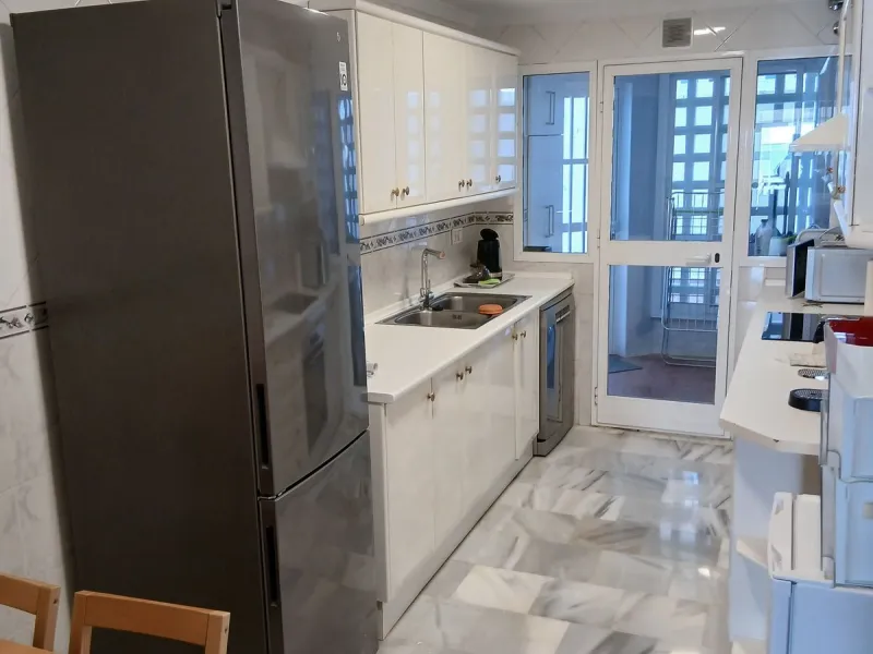 A large and spacious duplex apartment situated on the beachfront to the west of Estepona, offering direct access to the beach.  Comprising of 5 bedrooms and 4 bathrooms over 2 floors. On the upper floor, there are 2 bedrooms and 2 bathrooms, (Master bedro