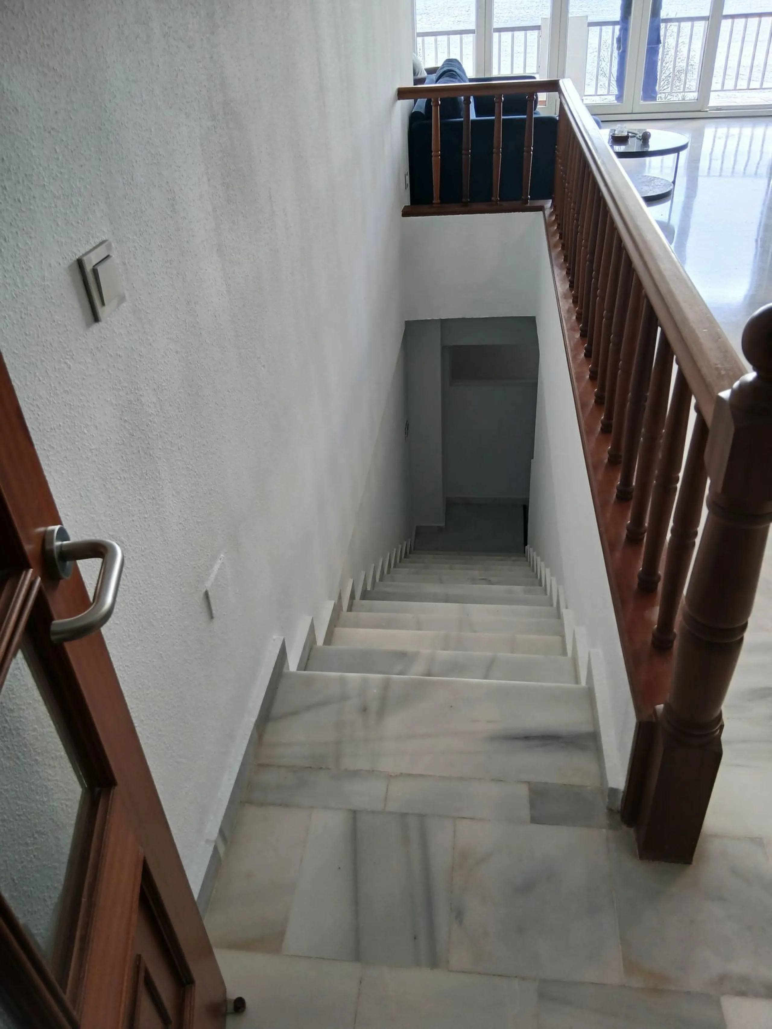 A large and spacious duplex apartment situated on the beachfront to the west of Estepona, offering direct access to the beach.  Comprising of 5 bedrooms and 4 bathrooms over 2 floors. On the upper floor, there are 2 bedrooms and 2 bathrooms, (Master bedro