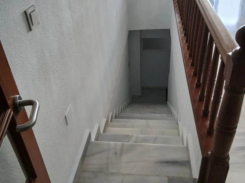 A large and spacious duplex apartment situated on the beachfront to the west of Estepona, offering direct access to the beach.  Comprising of 5 bedrooms and 4 bathrooms over 2 floors. On the upper floor, there are 2 bedrooms and 2 bathrooms, (Master bedro