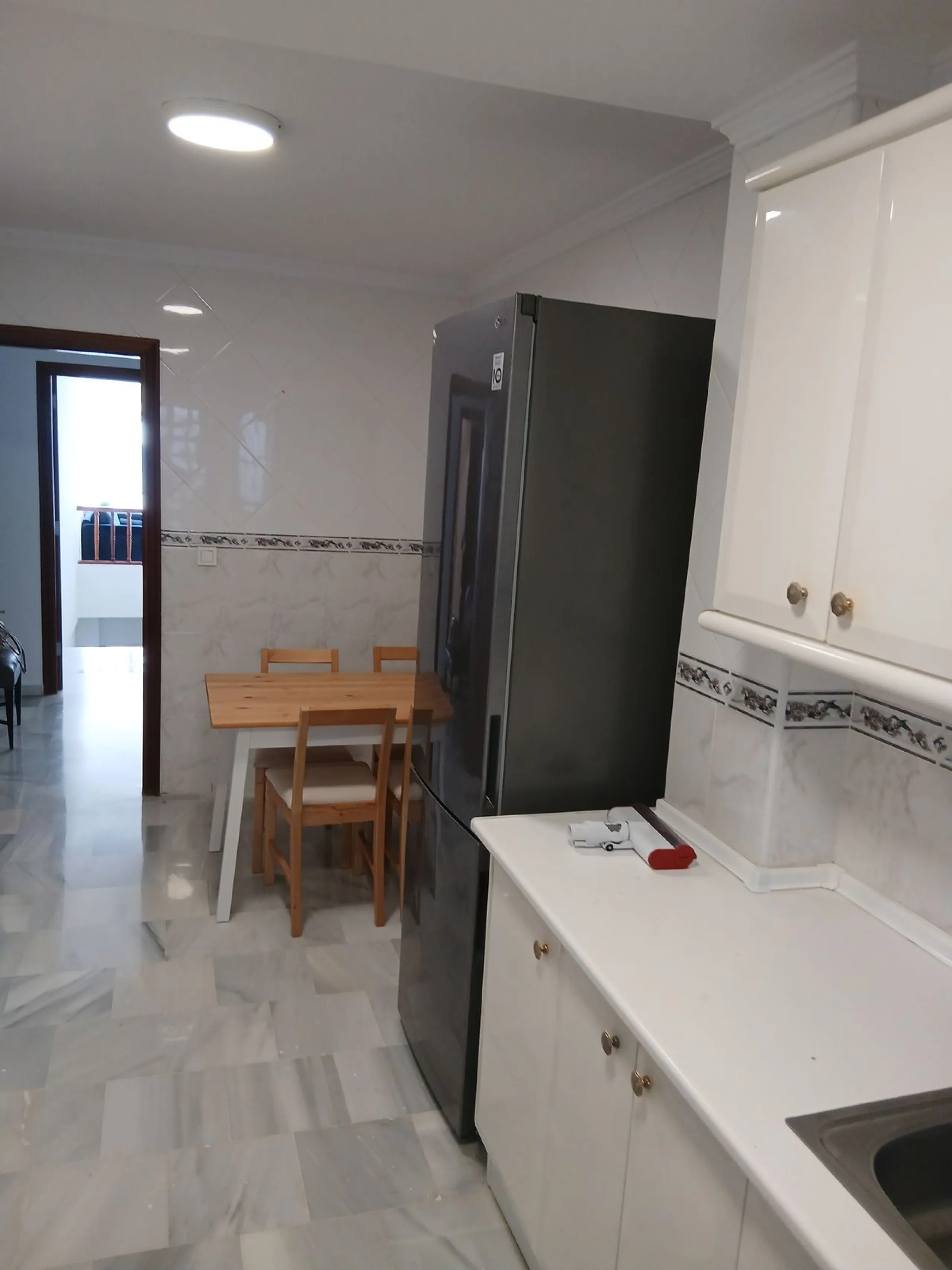 A large and spacious duplex apartment situated on the beachfront to the west of Estepona, offering direct access to the beach.  Comprising of 5 bedrooms and 4 bathrooms over 2 floors. On the upper floor, there are 2 bedrooms and 2 bathrooms, (Master bedro