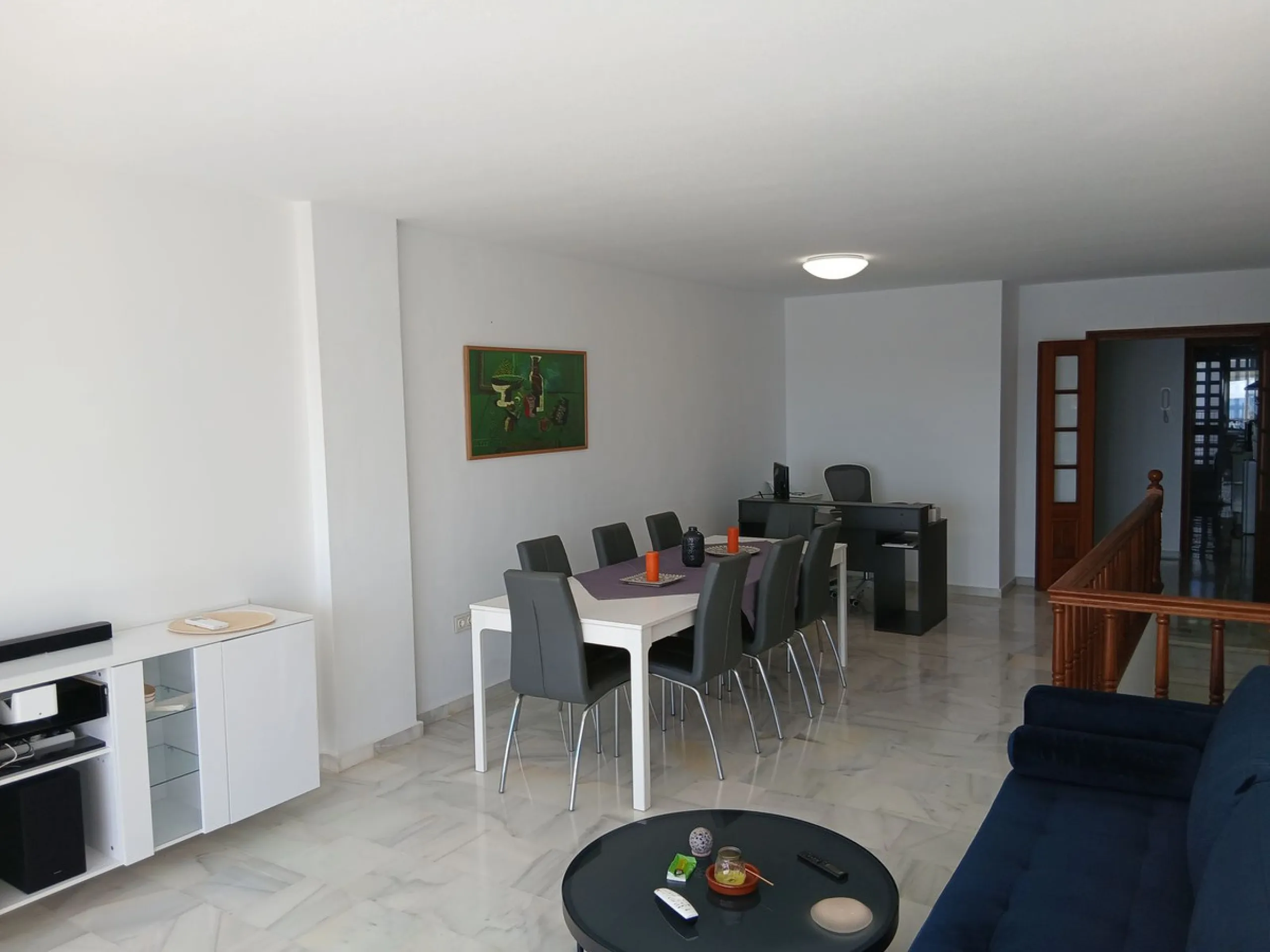 A large and spacious duplex apartment situated on the beachfront to the west of Estepona, offering direct access to the beach.  Comprising of 5 bedrooms and 4 bathrooms over 2 floors. On the upper floor, there are 2 bedrooms and 2 bathrooms, (Master bedro