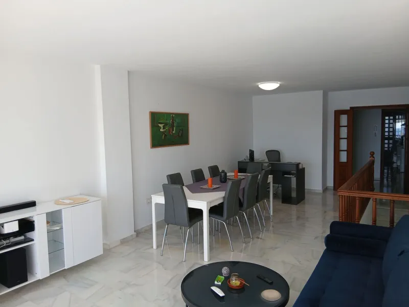 A large and spacious duplex apartment situated on the beachfront to the west of Estepona, offering direct access to the beach.  Comprising of 5 bedrooms and 4 bathrooms over 2 floors. On the upper floor, there are 2 bedrooms and 2 bathrooms, (Master bedro