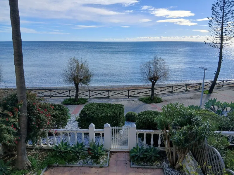 A large and spacious duplex apartment situated on the beachfront to the west of Estepona, offering direct access to the beach.  Comprising of 5 bedrooms and 4 bathrooms over 2 floors. On the upper floor, there are 2 bedrooms and 2 bathrooms, (Master bedro